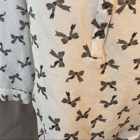 Roz & Ali Woman's Stretch V-Neck Half Button Down Bow Pattern Blouse M - Picture 6 of 7